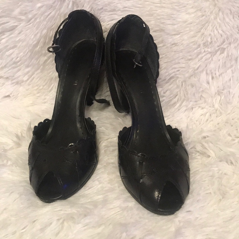 Gianni Bini black peep toe shoes